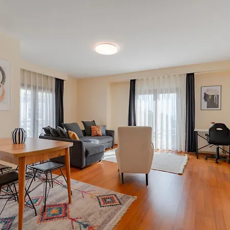 Spacious 1-bedroom With Bosphorus View